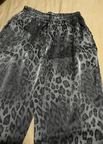 Leopar Desenli Parlak Gri Kadın Bol Kesim Pantolon - Görsel 2