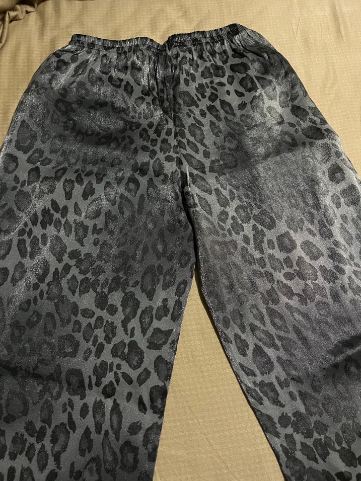 Leopar Desenli Parlak Gri Kadın Bol Kesim Pantolon - Görsel 4