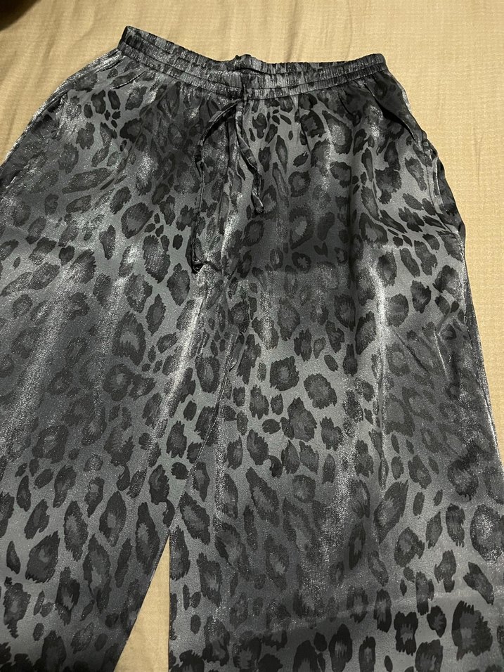 Leopar Desenli Parlak Gri Kadın Bol Kesim Pantolon - Görsel 2