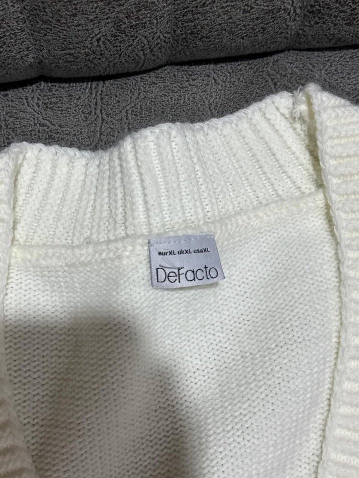 Erkek Beyaz Pamuklu Düğmeli Hırka - Görsel 2