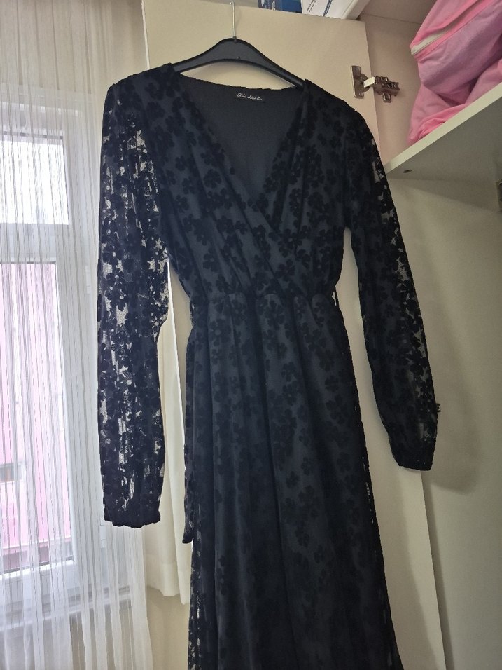 Dantel Detaylı Siyah Uzun V Yaka Elbise - Görsel 2