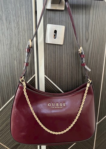 Guess Bordo Zincirli Omuz Cantasi
