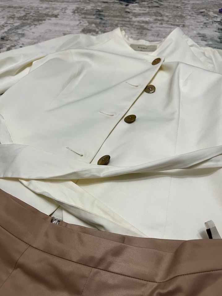 Kadın Mini Kemerli Beyaz Ceket ve Etek Takım - Görsel 2