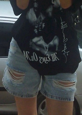 Yırtık Detaylı Gri Midi Kot Şort - Görsel 4