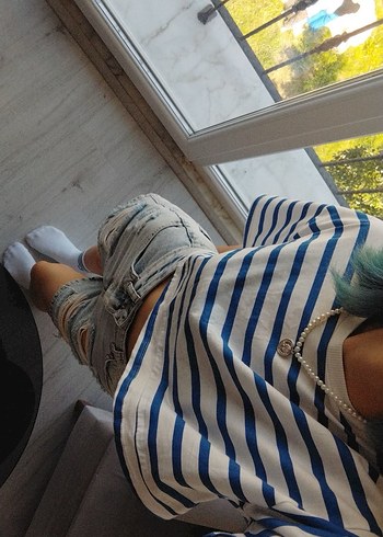 Yırtık Detaylı Gri Midi Kot Şort - Görsel 3