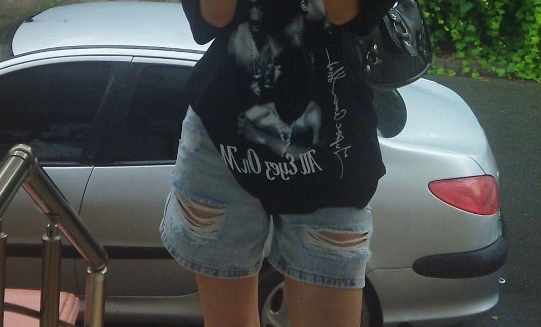 Yırtık Detaylı Gri Midi Kot Şort - Görsel 4