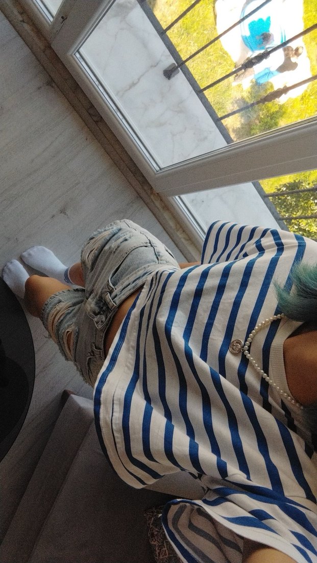 Yırtık Detaylı Gri Midi Kot Şort - Görsel 3