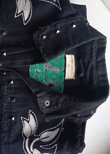 Siyah Nakışlı Düğmeli Kolsuz Denim Ceket - Görsel 2
