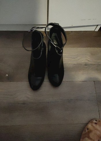 Siyah Deri Tokalı Kadın Bot - Görsel 2