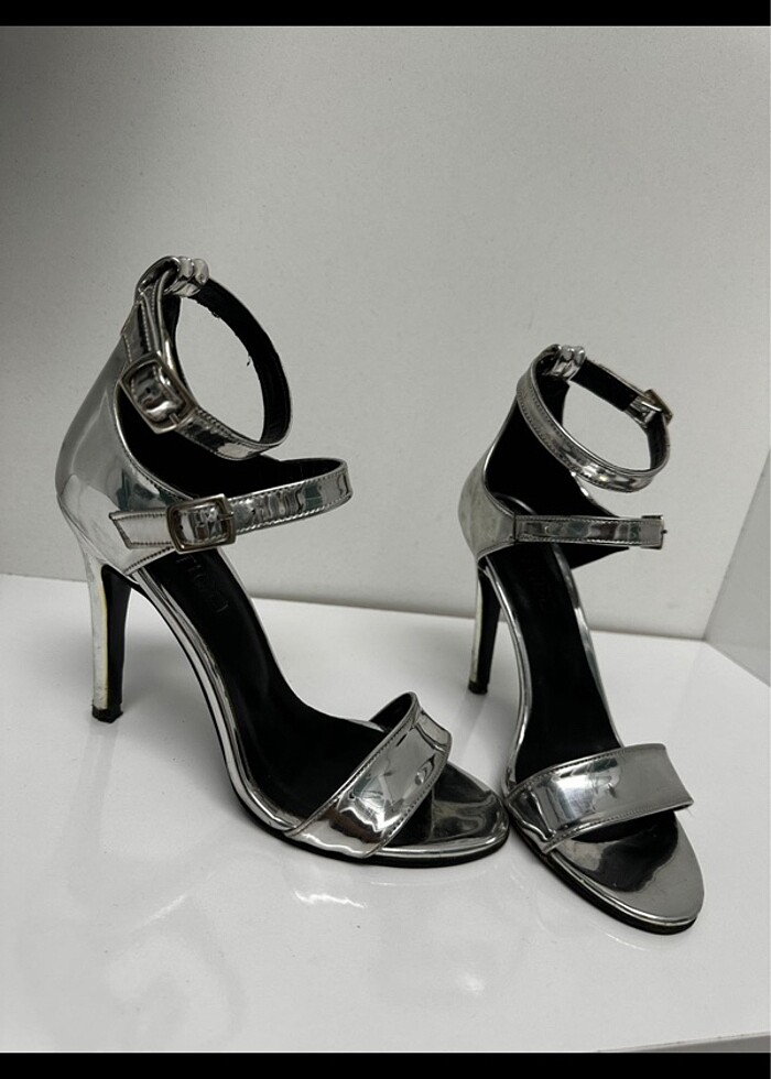 Gümüş topuklu ayakkabı - Görsel 2