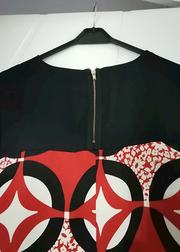 Kısa Kollu Zincir Detaylı Kırmızı renkli elbise - Görsel 3