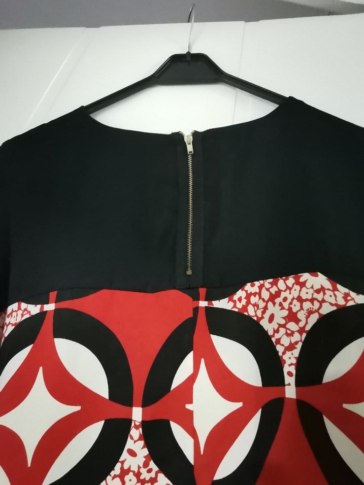 Kısa Kollu Zincir Detaylı Kırmızı renkli elbise - Görsel 3