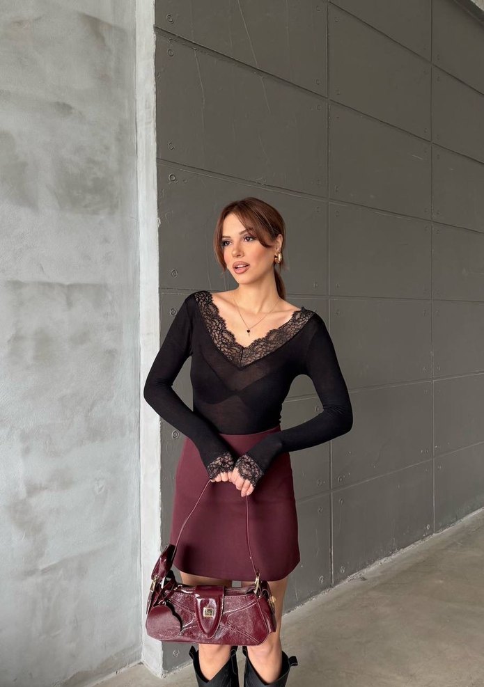 Dantel Detaylı Siyah V Yaka Bluz - Görsel 3