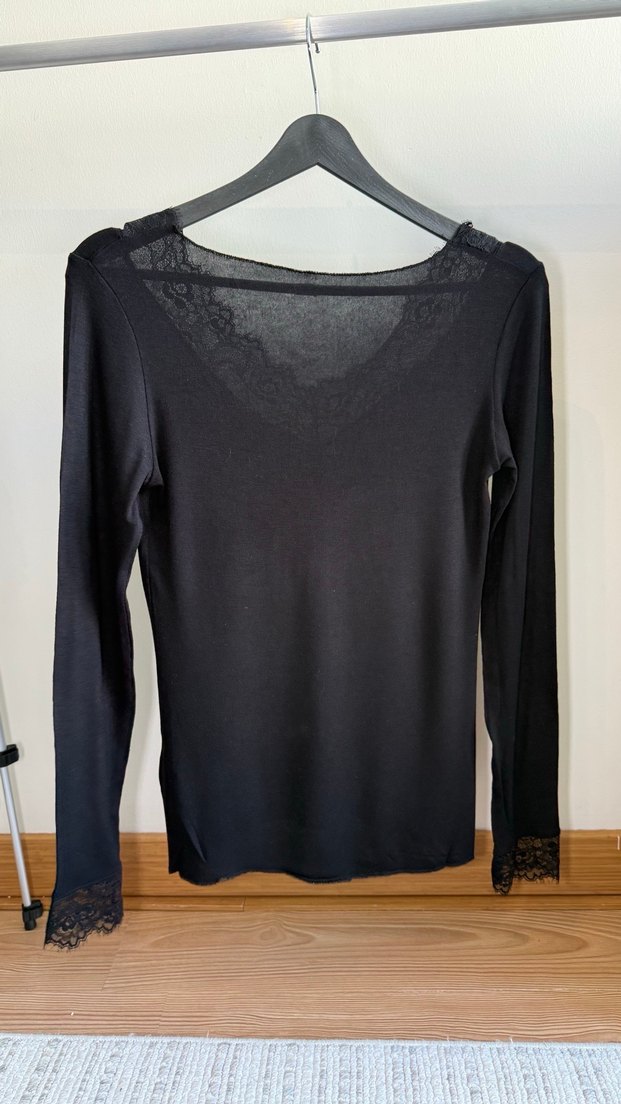 Dantel Detaylı Siyah V Yaka Bluz - Görsel 5