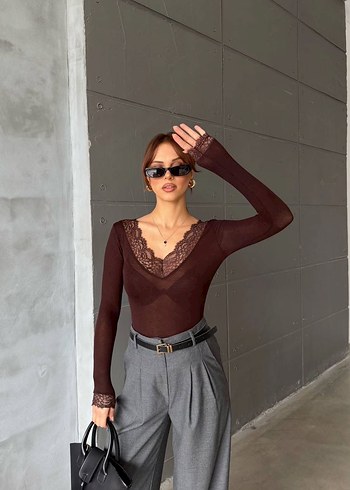 Dantel Detaylı V Yakalı  Kahverengi Bluz - Görsel 2