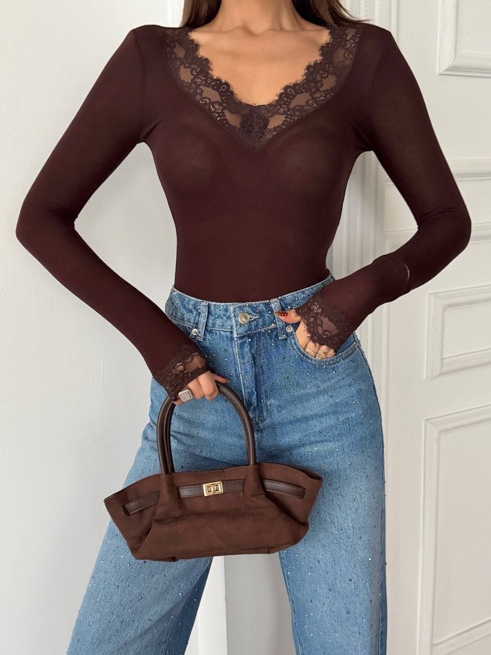 Dantel Detaylı V Yakalı  Kahverengi Bluz - Görsel 4