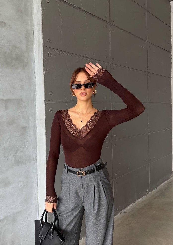 Dantel Detaylı V Yakalı  Kahverengi Bluz - Görsel 2