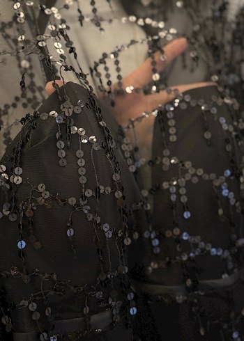 Boncuk İşlemeli Siyah Uzun Kollu V Yaka Elbise - Görsel 3