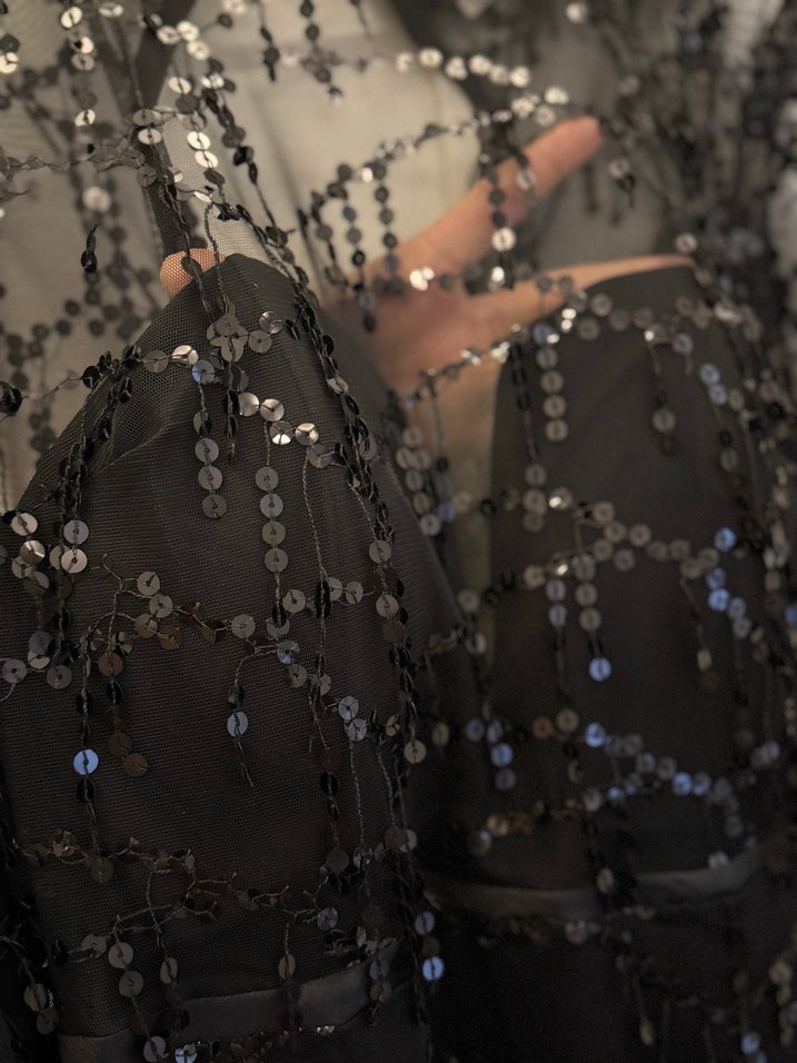 Boncuk İşlemeli Siyah Uzun Kollu V Yaka Elbise - Görsel 3