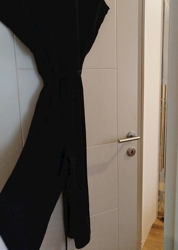 Uzun Siyah Drapeli V Yaka Kadın Tulum - Görsel 3