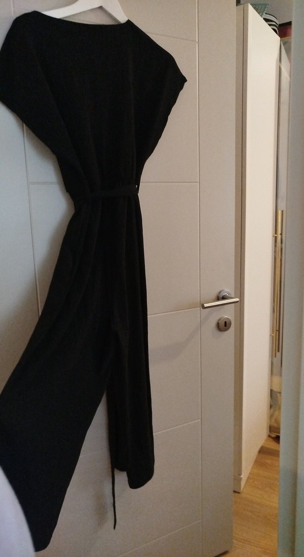 Uzun Siyah Drapeli V Yaka Kadın Tulum - Görsel 3