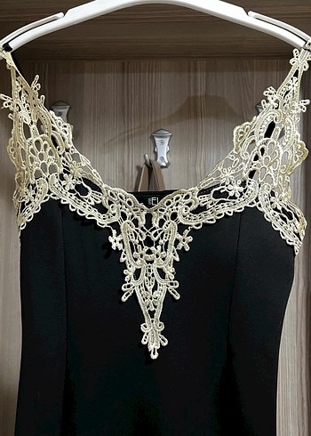 Dantel Detaylı Siyah Uzun V Yaka Elbise - Görsel 2