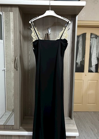 Dantel Detaylı Siyah Uzun V Yaka Elbise - Görsel 3