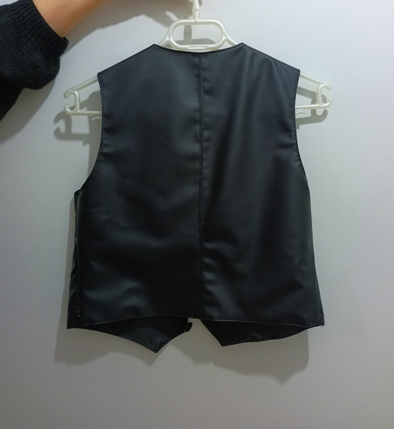 Siyah Deri Düğmeli Kolsuz Mini Yelek - Görsel 2