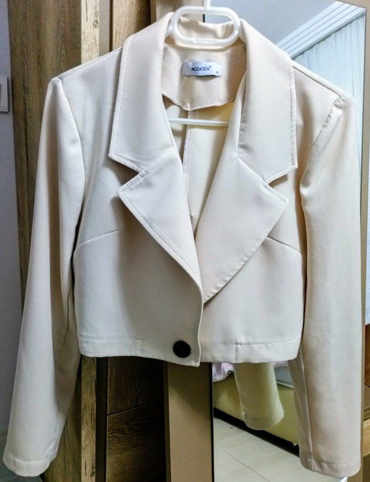 Beyaz Düğmeli Kısa Kadın Blazer Ceket - Görsel 2