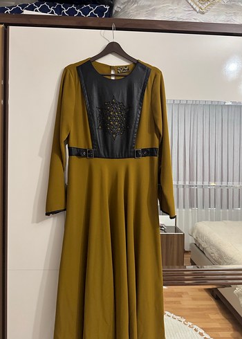 Sarı Deri İşlemeli Gotik Uzun Elbise - Görsel 2
