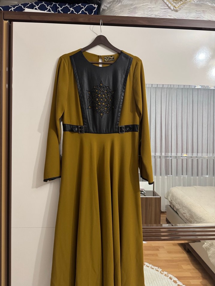 Sarı Deri İşlemeli Gotik Uzun Elbise - Görsel 2