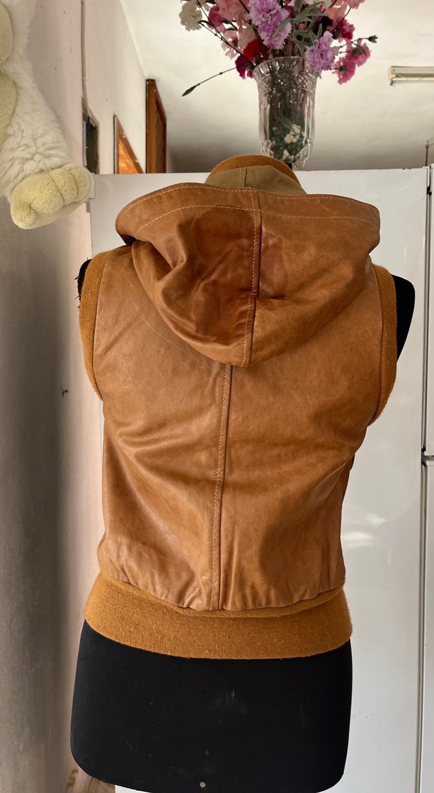 Deri Kemerli Kolsuz Midi Ceket - Görsel 4