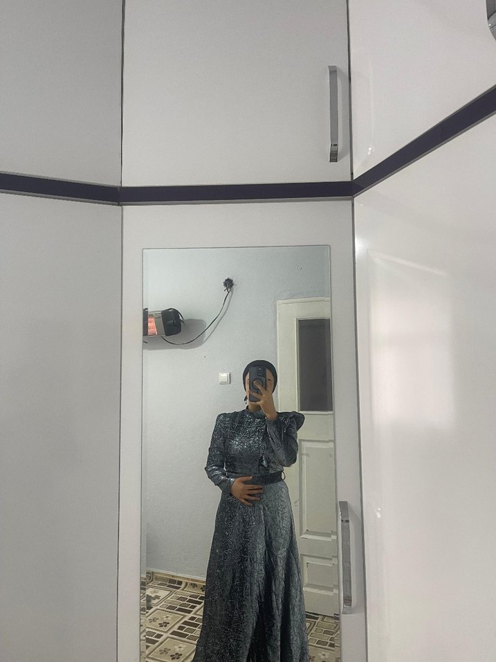 Gri Yılan Desenli Uzun Abiye Elbise - Görsel 3