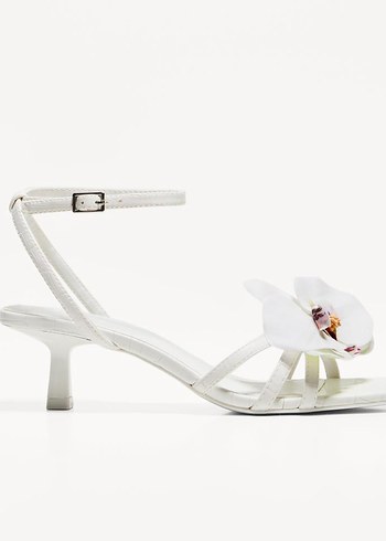 Bershka Çiçek Detaylı Beyaz Topuklu Sandalet - Görsel 2