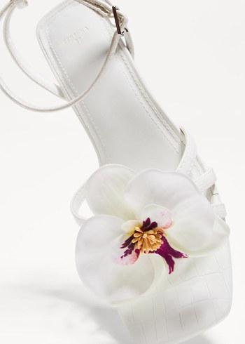 Bershka Çiçek Detaylı Beyaz Topuklu Sandalet - Görsel 3