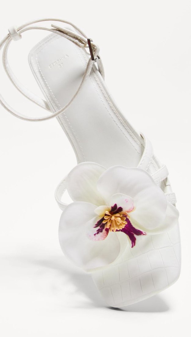 Bershka Çiçek Detaylı Beyaz Topuklu Sandalet - Görsel 3