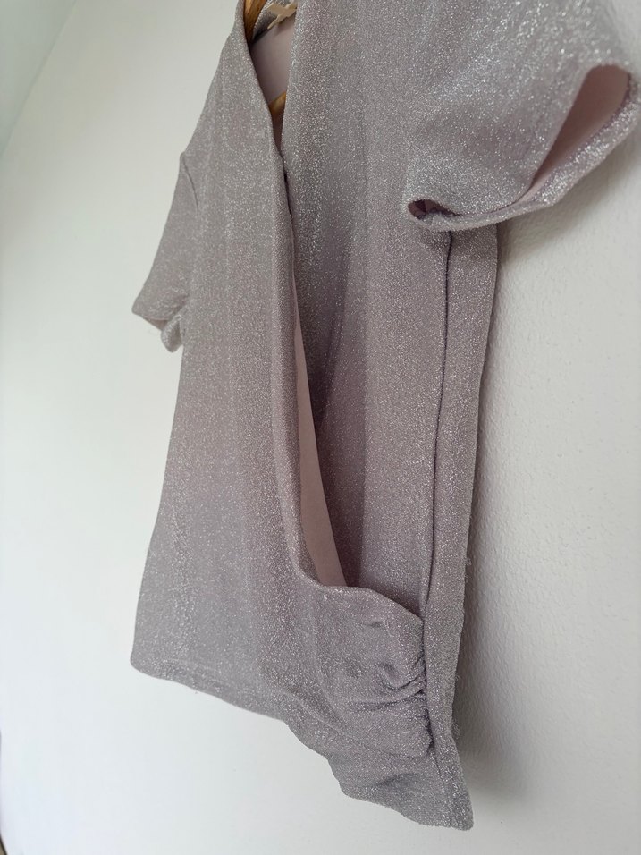 Simli Kısa Kollu V Yaka Bluz - Görsel 3