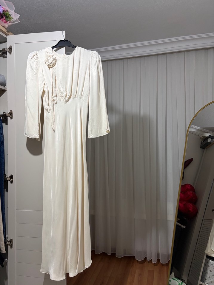 Beyaz Uzun Saten Kadın Elbise - Görsel 2