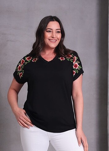 Omuz Detaylı Siyah Tşört 