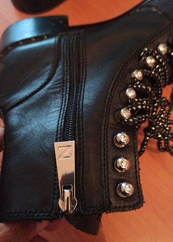 Zara Sik Siyah Zincir Detayli Deri Bot