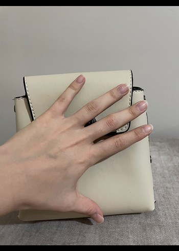 Zincir Detaylı Beyaz Deri Kadın Çanta - Görsel 3