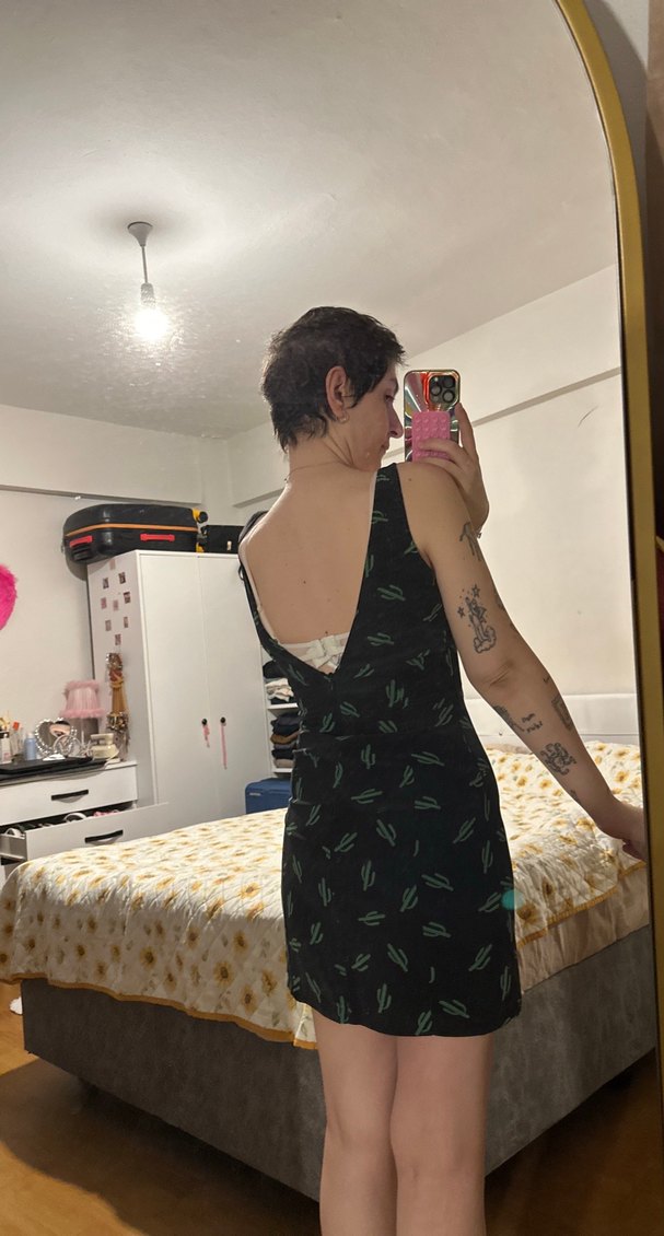 Düğmeli V Yakalı Siyah Midi Elbise - Görsel 2