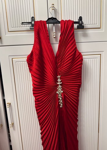 Kırmızı pileli V Yakalı Abiye Elbise - Görsel 4