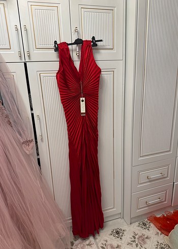 Kırmızı pileli V Yakalı Abiye Elbise - Görsel 3