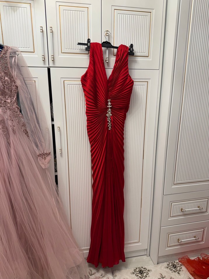 Kırmızı pileli V Yakalı Abiye Elbise - Görsel 2