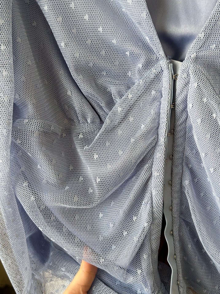 V yaka, drapeli, uzun kollu mavi bluz - Görsel 3