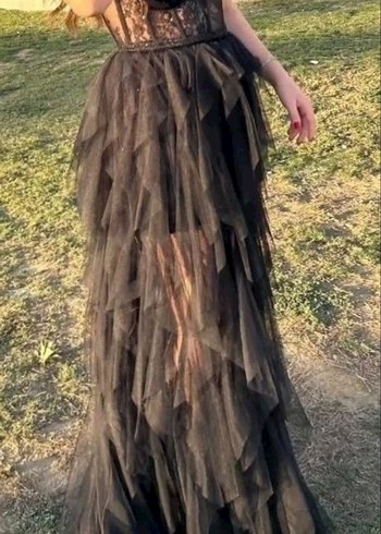 ALFA BETA ORJIN Siyah Straplez Uzun Fırfırlı Abiye Elbise - Görsel 3