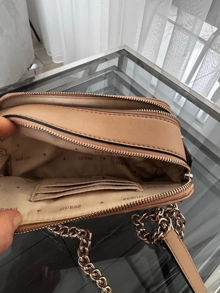 Zincir Detaylı Bej Deri Guess Kadın Çapraz Çanta - Görsel 3