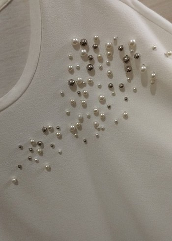 Payet Detaylı Beyaz Kısa Kollu Bluz - Görsel 2