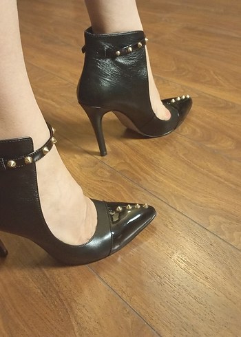 Şık ve Zamansız: Hakiki Deri Sivri Burun Tokalı Bot sıfır.37 - Görsel 3